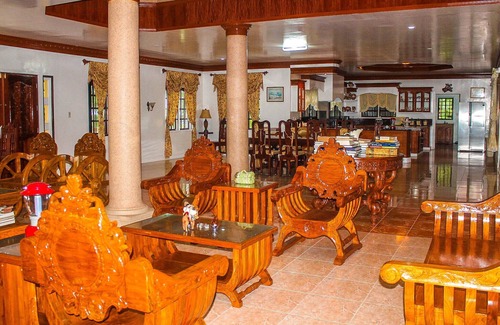 Malitbog Station Balnéaire | Le Treasure Bay Dive Resort est situé entre une vue panoramique sur la forêt et une vaste mer calme.