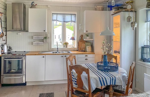 Bjarkoy Municipality Maison | Treat yourself to some time out in this beautiful holiday home with a fantastic natural backdrop.