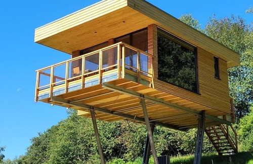 Uslar Appartement | Tree house Aurora, living/bedroom, bathroom - Baumhaushotel Solling