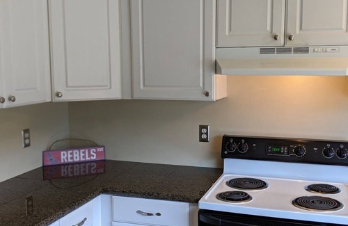 Oxford Copropriété | Tree House Condo! Great Location! Steps From Campus!