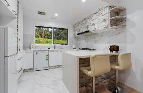 Donvale Maison | Tree-Lined Donvale Nature Family Getaway