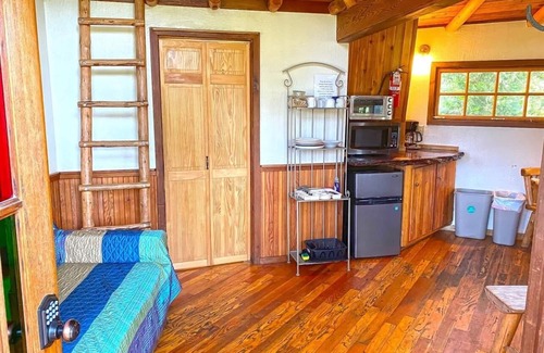 Cave Junction Station Balnéaire | Tree Room Schoolhouse Suite!