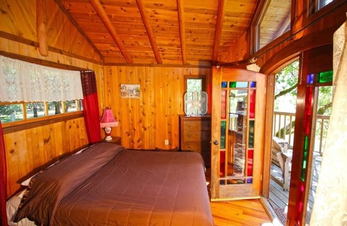 Cave Junction Station Balnéaire | Tree Room Schoolhouse Suite!
