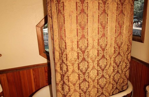 Cave Junction Station Balnéaire | Tree Room Schoolhouse Suite!