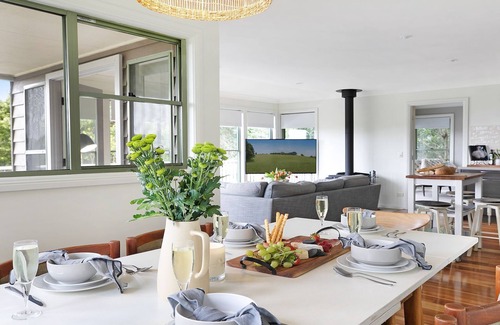 Robertson Maison | Tree-Scape Retreat – a serene oasis featuring breathtaking views, pet friendly accommodation