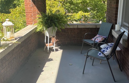 Oak Park Maison | Tree Top View 3-bedrm Oak Park comfortable, quiet, convenient