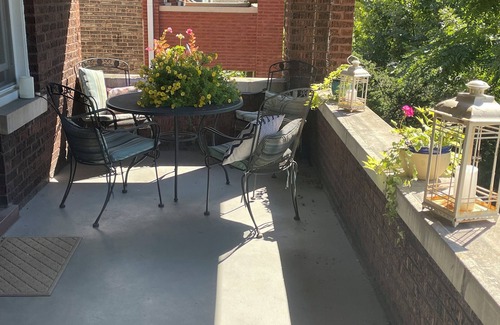 Oak Park Maison | Tree Top View 3-bedrm Oak Park comfortable, quiet, convenient