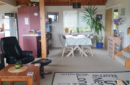 Haruru Maison | Tree Tops.Stunning water views.tranquil and relaxing.5 min to Beach.