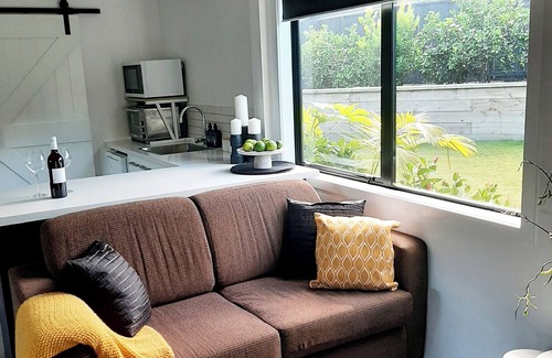 Whakamarama Appartement | TREE VIEW STUDIO is private & spacious. Semi rural but close to all amenities.