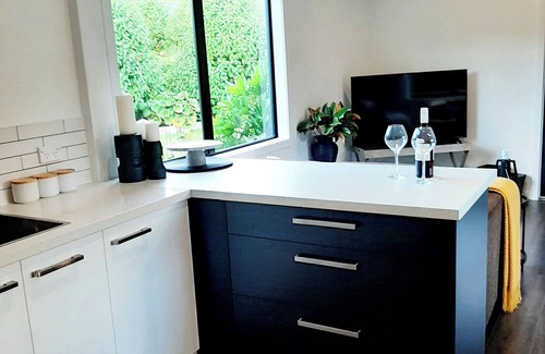 Whakamarama Appartement | TREE VIEW STUDIO is private & spacious. Semi rural but close to all amenities.