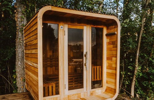 Sodus Cabine | Treehouse 2 Honeymoon Treehouse Escape & Spa w private hot tub
