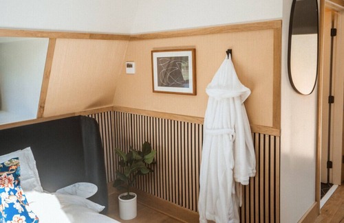 Sodus Cabine | Treehouse 2 Honeymoon Treehouse Escape & Spa w private hot tub