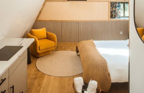 Sodus Cabine | Treehouse 2 Honeymoon Treehouse Escape & Spa w private hot tub