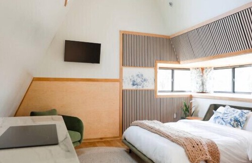 Sodus Cabine | Treehouse 5 · Honeymoon Treehouse Cabin & Spa w Private Hot Tub