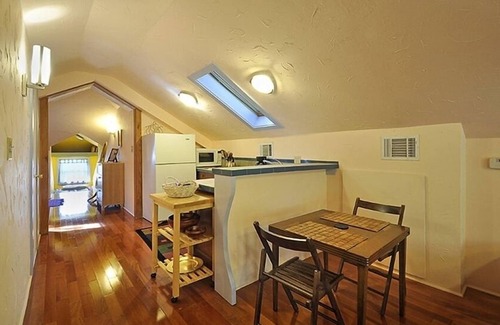 Holly Appartement | Treehouse Apt, grenier aménagé mignon Apt. Au-dessus d'une maison près du centre-ville