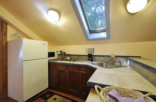 Holly Appartement | Treehouse Apt, grenier aménagé mignon Apt. Au-dessus d'une maison près du centre-ville