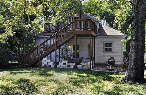 Holly Appartement | Treehouse Apt, grenier aménagé mignon Apt. Au-dessus d'une maison près du centre-ville