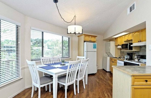 Lakeway Maison | Bungalow relaxant avec vue sur la cime des arbres, piscine et bain à remous, près du port de plaisance (# 17)