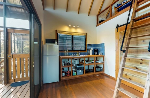 Surfside Maison | Cabane dans les arbres comme cabane dans un quartier calme avec véranda privée et table de pique-nique