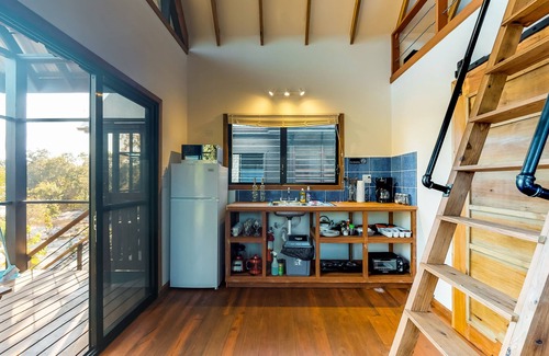 Surfside Maison | Cabane dans les arbres comme cabane dans un quartier calme avec véranda privée et table de pique-nique