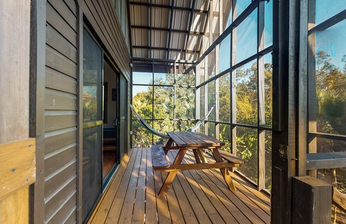 Surfside Maison | Cabane dans les arbres comme cabane dans un quartier calme avec véranda privée et table de pique-nique