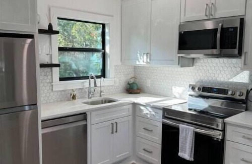 Burton Maison | Treehouse - Full Amenities - Private Hot Tub