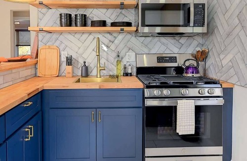 Parkville Appartement | Stylish 2BR with King Bed, Coffee Bar, Smart TVs, Spa Shower, and Great WiFi