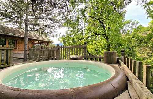 Serres Cabine | Treehouse with private Jacuzzi - Bois d'Arambe