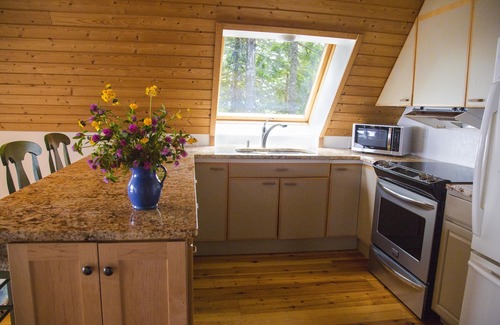Friendship Chalet De Ski | Cabane dans les arbres avec vue imprenable sur l'océan depuis une grande terrasse + Façade sur la forêt l