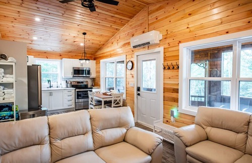 Smiths Corner Maison | Treeside Retreat with Hot tub
