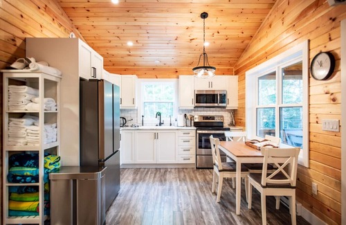 Smiths Corner Maison | Treeside Retreat with Hot tub
