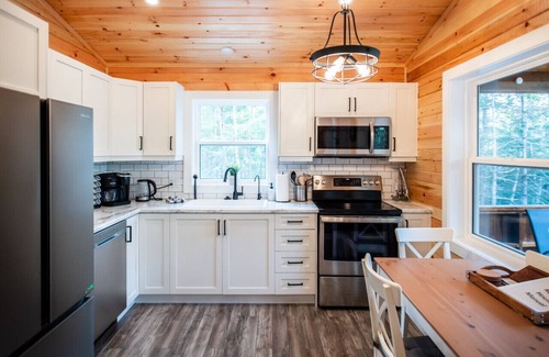Smiths Corner Maison | Treeside Retreat with Hot tub