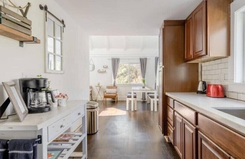 Cedar Glen Maison | Un A-Frame moderne à trois niveaux, récemment rénové.
