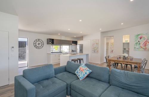 Whangamata Maison | Treetop Bach - Whangamata Holiday Home