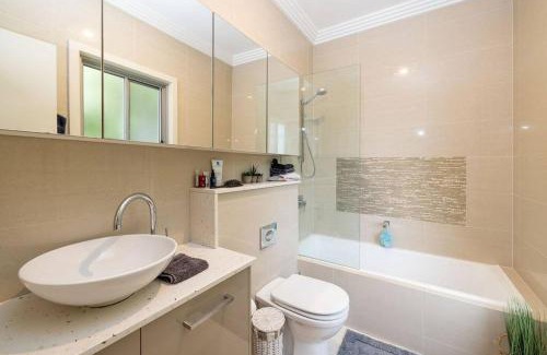 Avalon Beach Maison | Treetop coastal getaway in Avalon Beach