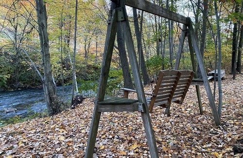 Brockton Appartement | TreeTop Loft Apartment with River & Mountain on 10-Acres