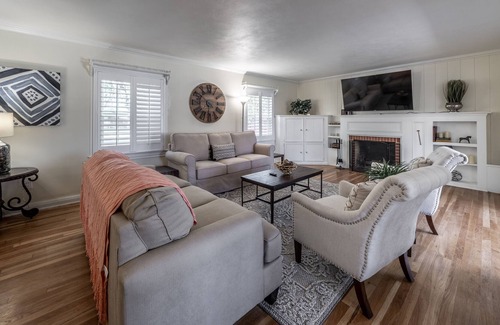 Heart of Lubbock Maison | Treetop Manor - 3BR/3BA - Sleeps 12