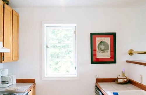 Olga Appartement | Vues pastorales de la cime des arbres, accès à la plage, belle lumière dans une grange convertie