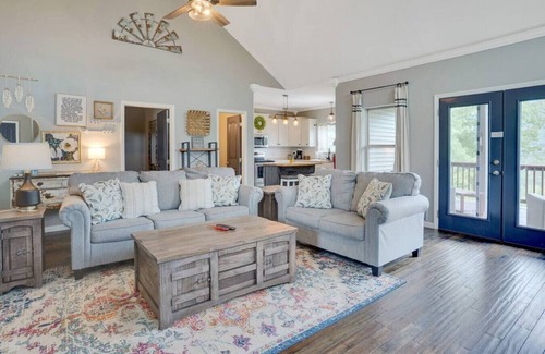 Wildwood Maison | Treetop Retreat - Amazing Views, Hot Tub, Secluded
