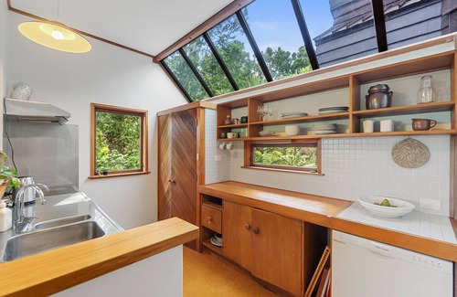 Titirangi Maison | Treetop Sanctuary - Titirangi Holiday Home