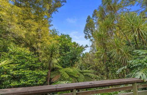 Titirangi Maison | Treetop Sanctuary - Titirangi Holiday Home