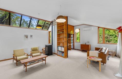 Titirangi Maison | Treetop Sanctuary - Titirangi Holiday Home