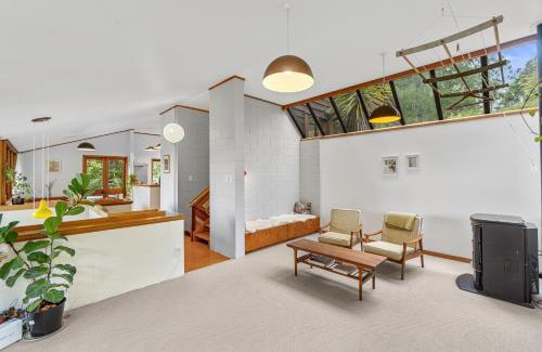 Titirangi Maison | Treetop Sanctuary - Titirangi Holiday Home