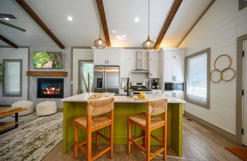 Broken Bow Cabine | Treetop Twosome · Cozy Forest Retreat: Sauna, Firepit & EV Charger