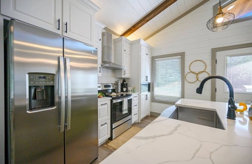 Broken Bow Cabine | Treetop Twosome · Cozy Forest Retreat: Sauna, Firepit & EV Charger