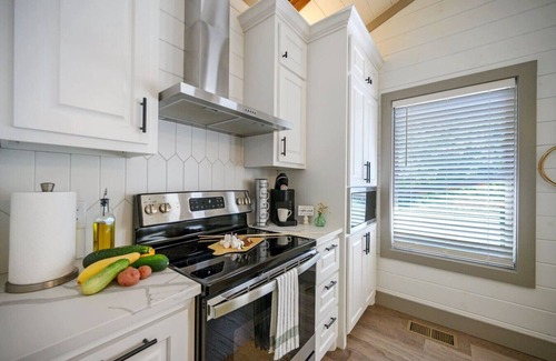 Broken Bow Cabine | Treetop Twosome · Cozy Forest Retreat: Sauna, Firepit & EV Charger