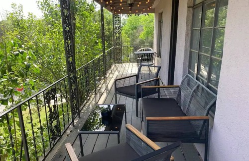 Cherrywood Maison | Treetop views in 2-bedroom historic duplex