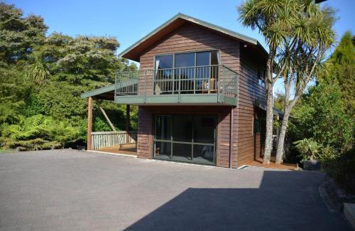 Whitianga Chalet De Ski | Treetops Cottage at the Castle