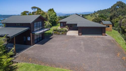 Whitianga Chalet De Ski | Treetops Cottage at the Castle