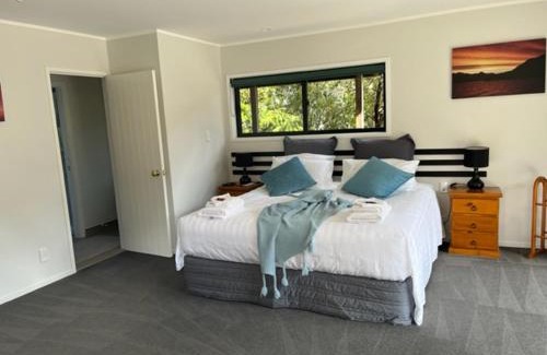 Whitianga Chalet De Ski | Treetops Cottage at the Castle